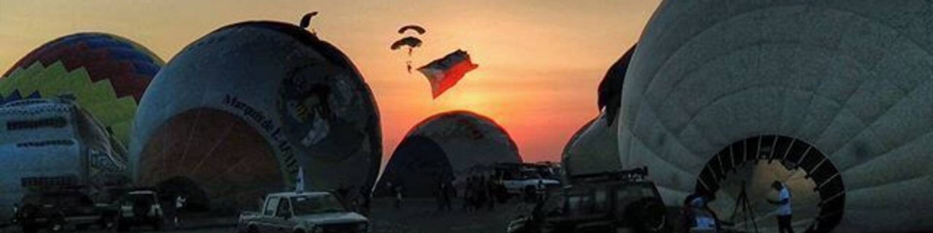 Hot Air Balloon Festival 2016 1/3: #Sunrise
Lined up for 2 hours just to enter, and to see the hot air balloons being inflated with Mt. Arayat as the backdrop. One of the skydivers carrying the Philippine flag against the rising sun was a good sight to see.
Hopefully a great way to start Valentine's Day 😍