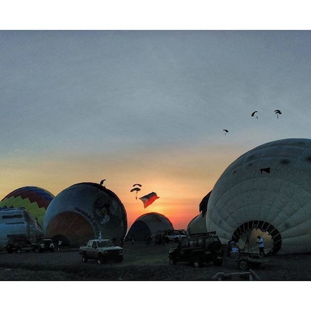 Hot Air Balloon Festival 2016 1/3: #Sunrise
Lined up for 2 hours just to enter, and to see the hot air balloons being inflated with Mt. Arayat as the backdrop. One of the skydivers carrying the Philippine flag against the rising sun was a good sight to see.
Hopefully a great way to start Valentine's Day 😍