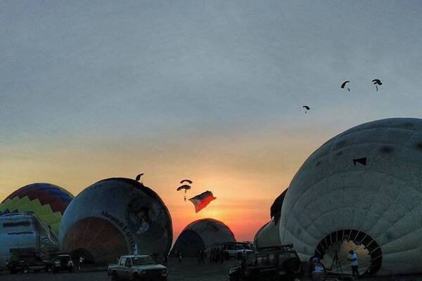 Hot Air Balloon Festival 2016 1/3: #Sunrise
Lined up for 2 hours just to enter, and to see the hot air balloons being inflated with Mt. Arayat as the backdrop. One of the skydivers carrying the Philippine flag against the rising sun was a good sight to see.
Hopefully a great way to start Valentine's Day đ