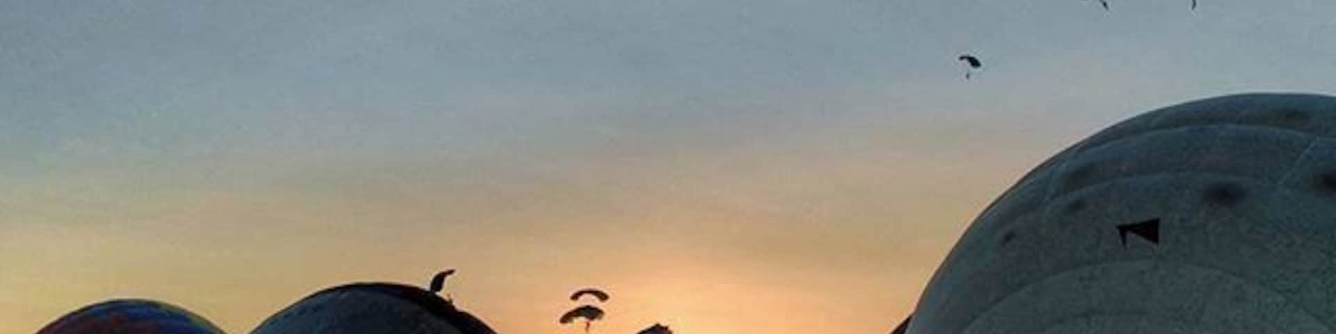 Hot Air Balloon Festival 2016 1/3: #Sunrise
Lined up for 2 hours just to enter, and to see the hot air balloons being inflated with Mt. Arayat as the backdrop. One of the skydivers carrying the Philippine flag against the rising sun was a good sight to see.
Hopefully a great way to start Valentine's Day 😍