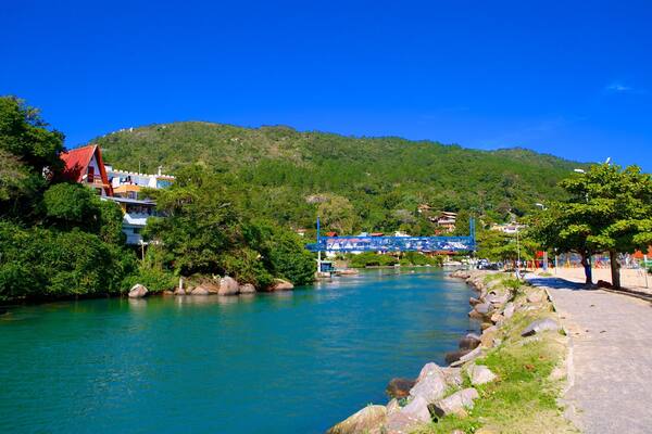Strand von Barra da Lagoa welches beinhaltet Fluss oder Bach