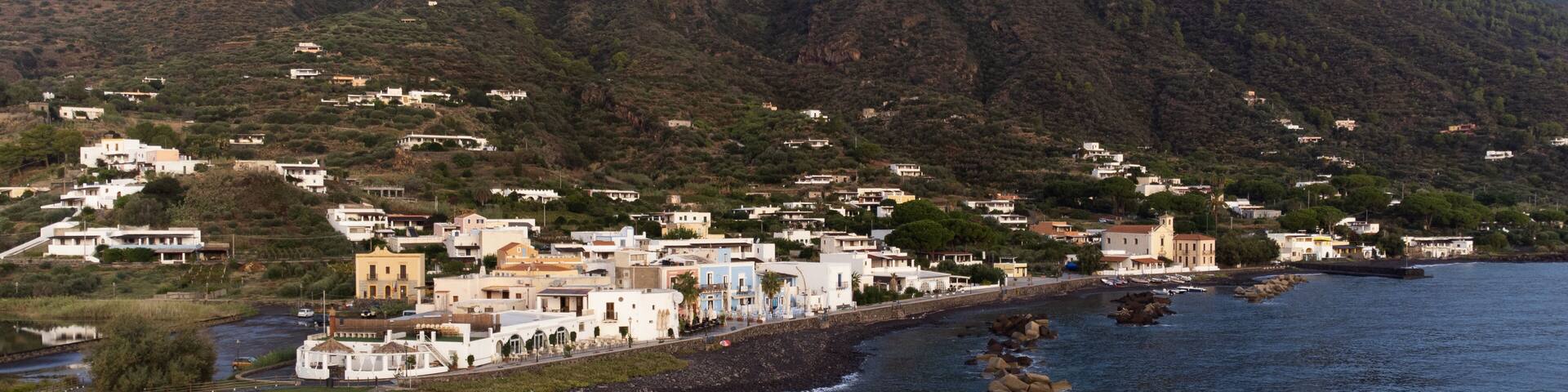 Veduta aerea del faro di Lingua, località dell'isola di Salina nell'arcipelago delle eolie, in Italia