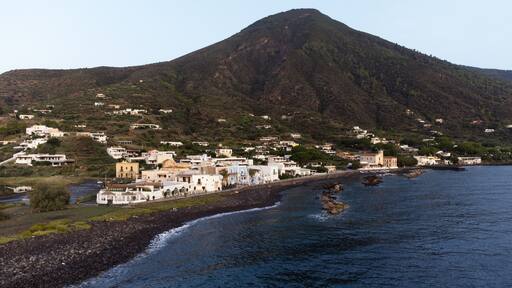 Veduta aerea del faro di Lingua, località dell'isola di Salina nell'arcipelago delle eolie, in Italia