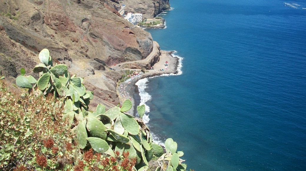 A beautiful view along the edge of El Paris, in the north western aspect of Tenerife. Very green and tropical here. This is in great comparison to the arid desertified region in the south of the Island. I find that Tenerife is an island of two halves...