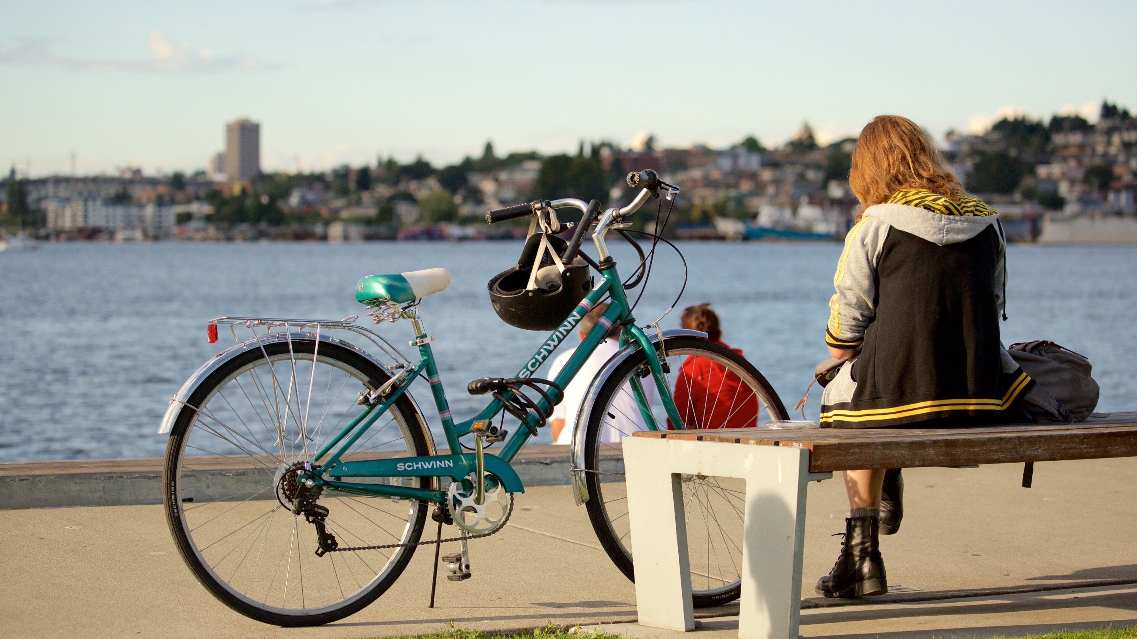 South Lake Union som viser sykling og bukt eller havn i tillegg til en kvinne