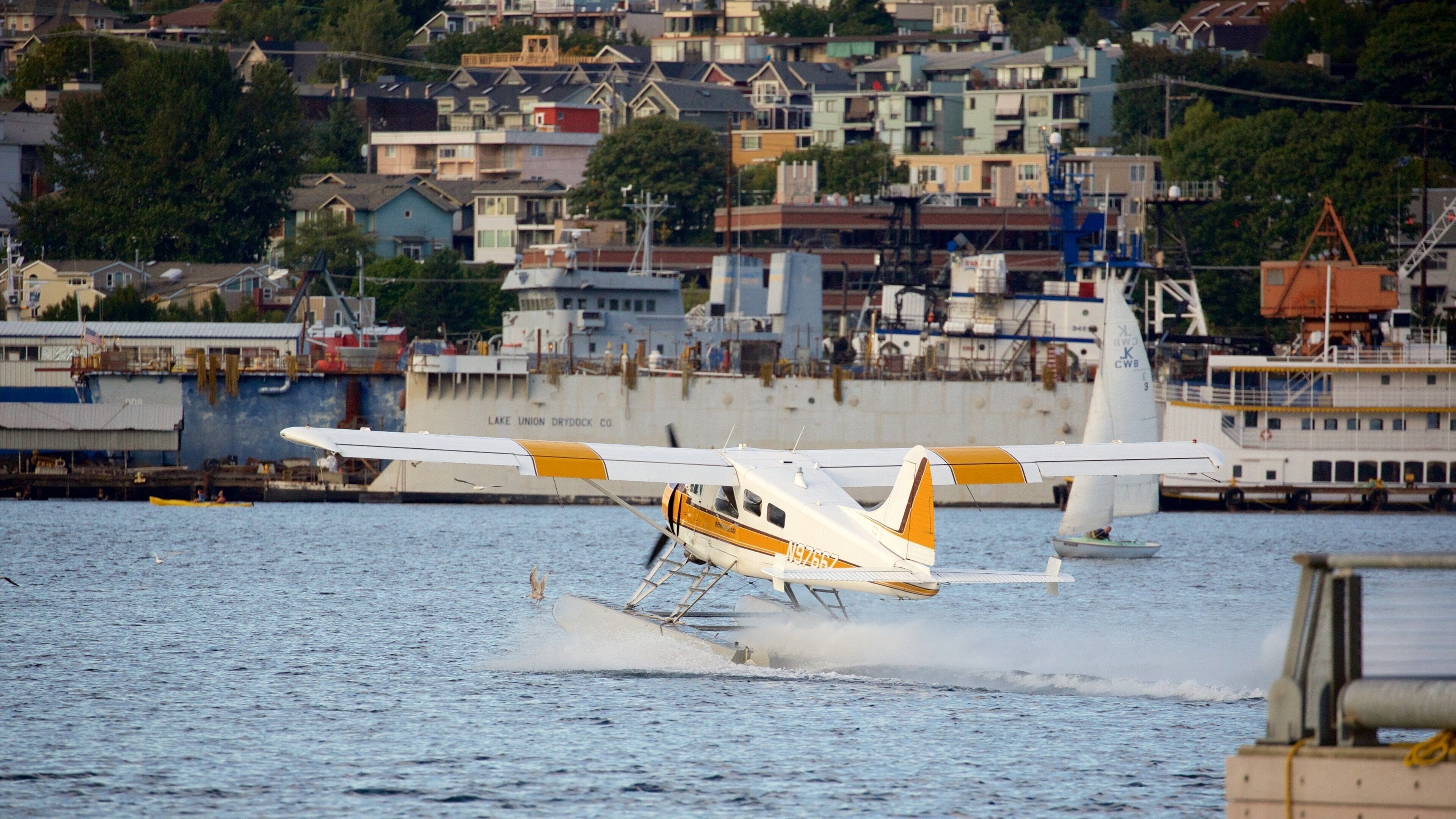 South Lake Union mostrando aeronave, una ciudad y vistas generales de la costa