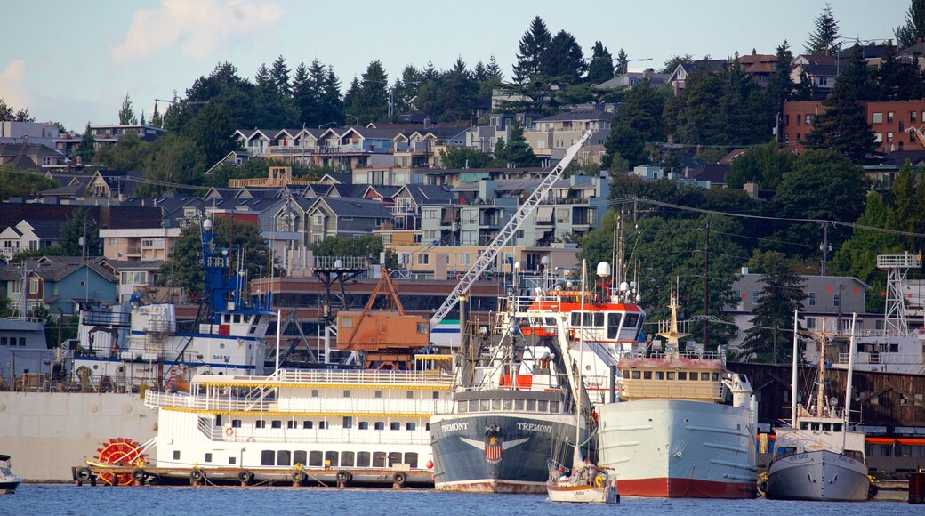 South Lake Union som inkluderar en kuststad, en hamn eller havsbukt och båtkörning