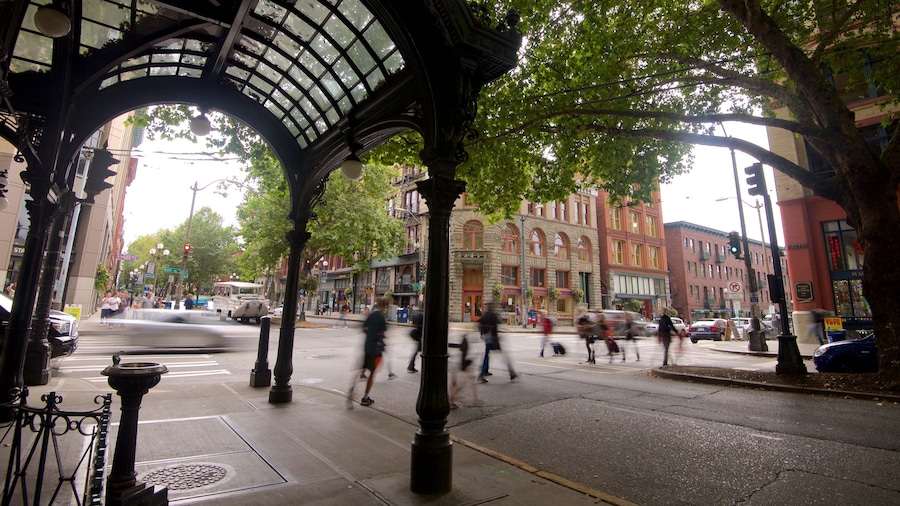 Pioneer Square featuring heritage architecture, central business district and street scenes