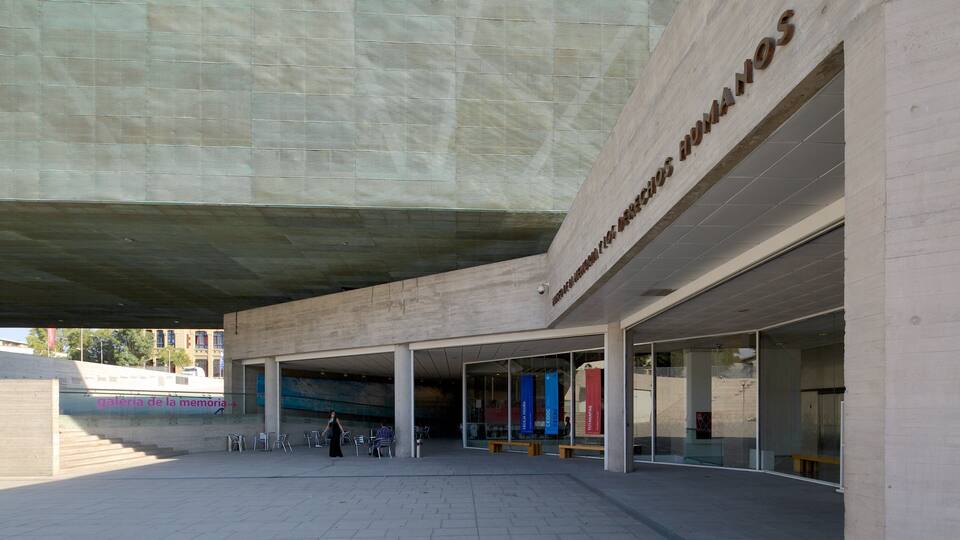 A modern building with a large overhang and the sign "BRASIL LOS ANGELES HUMANOS".