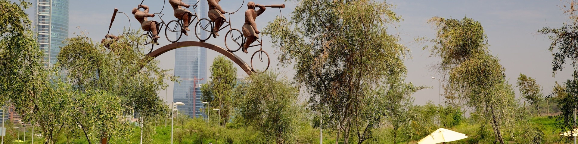 Parque Bicentenário caracterizando um jardim e arte ao ar livre
