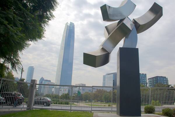 Parque de las Esculturas que incluye arte, una ciudad y un edificio de gran altura