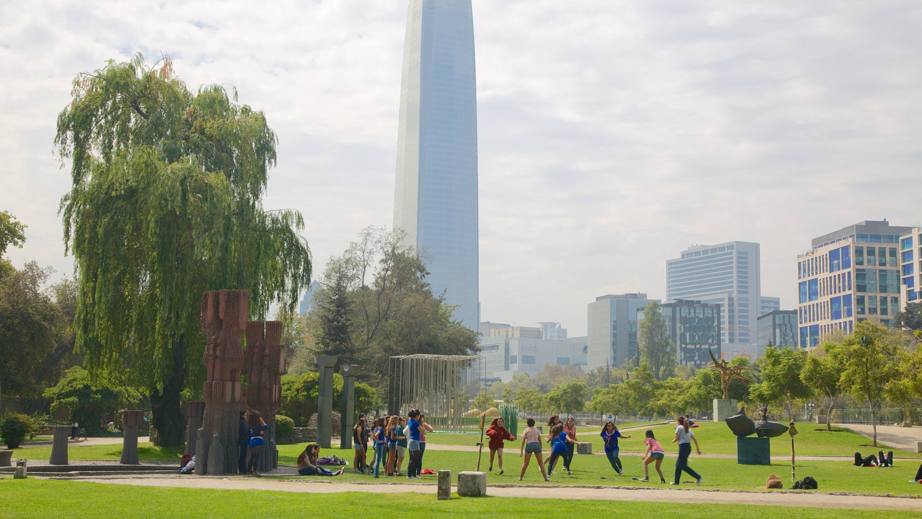 Parque de las Esculturas inclusief een tuin en ook een grote groep mensen