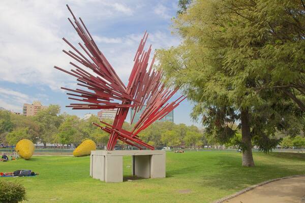 Veistospuisto johon kuuluu kaupunki, puisto ja taide