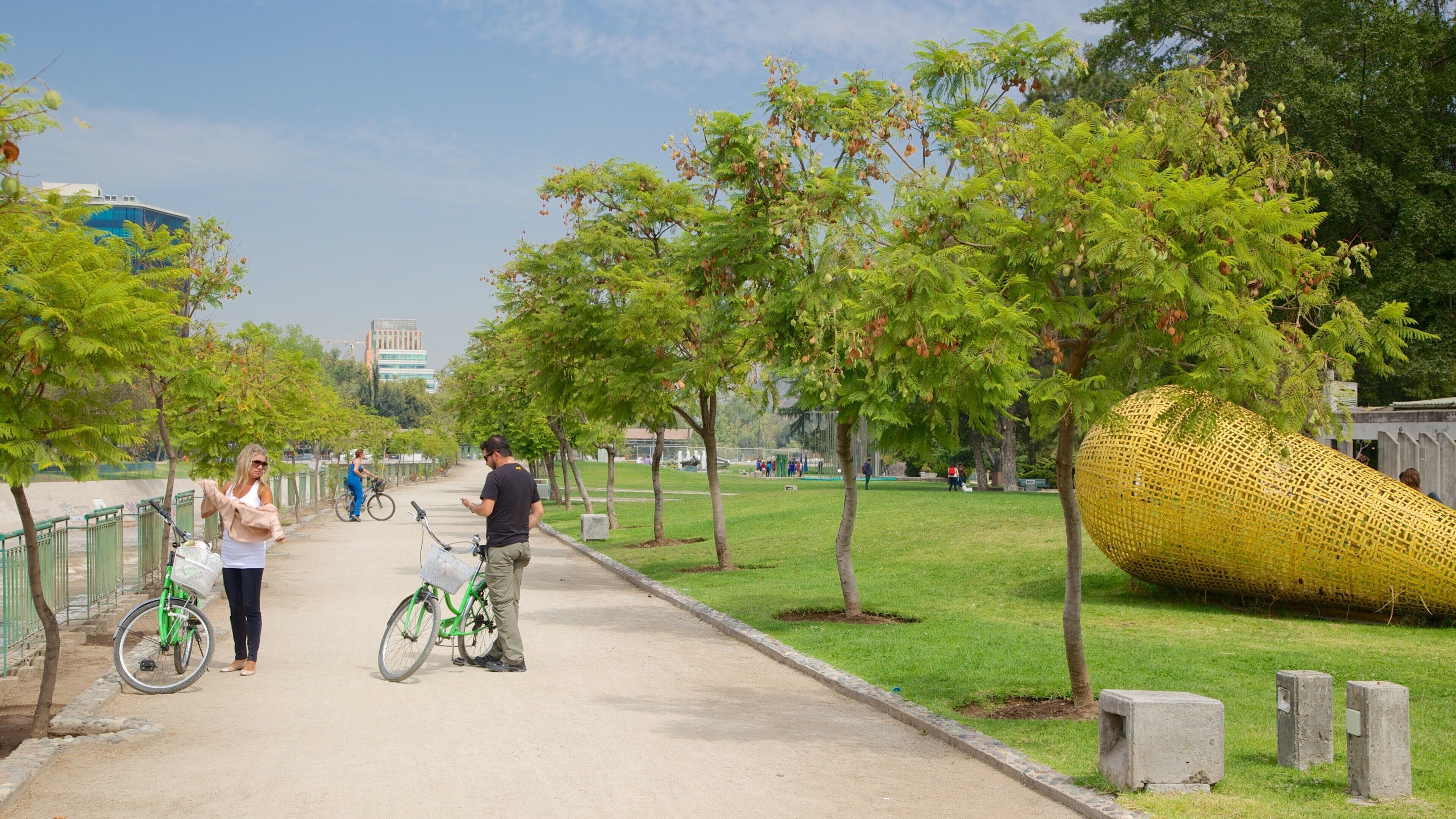 Parque de las Esculturas qui includes vélo, jardin et art