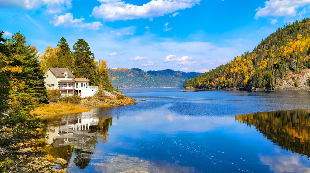 Rivière Petit Saguenay vue de la rue du quai au Québec, Canada