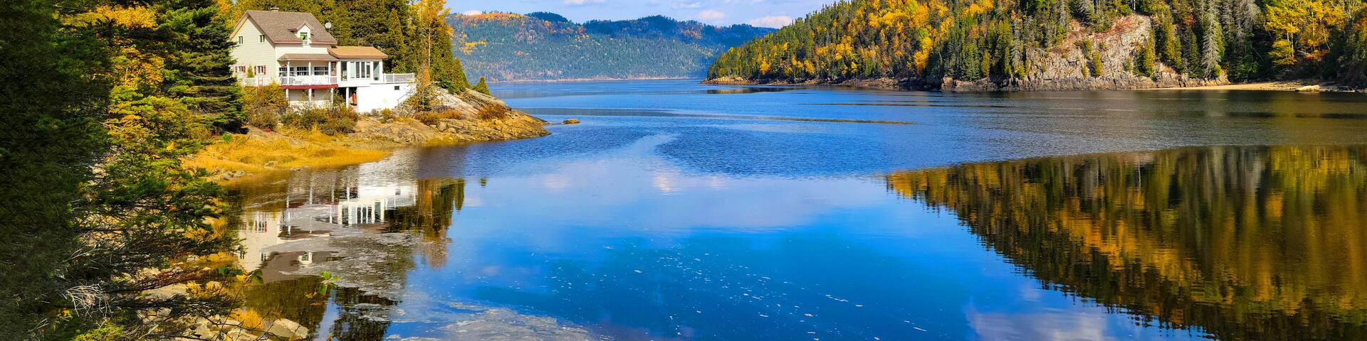 Rivière Petit Saguenay vue de la rue du quai au Québec, Canada