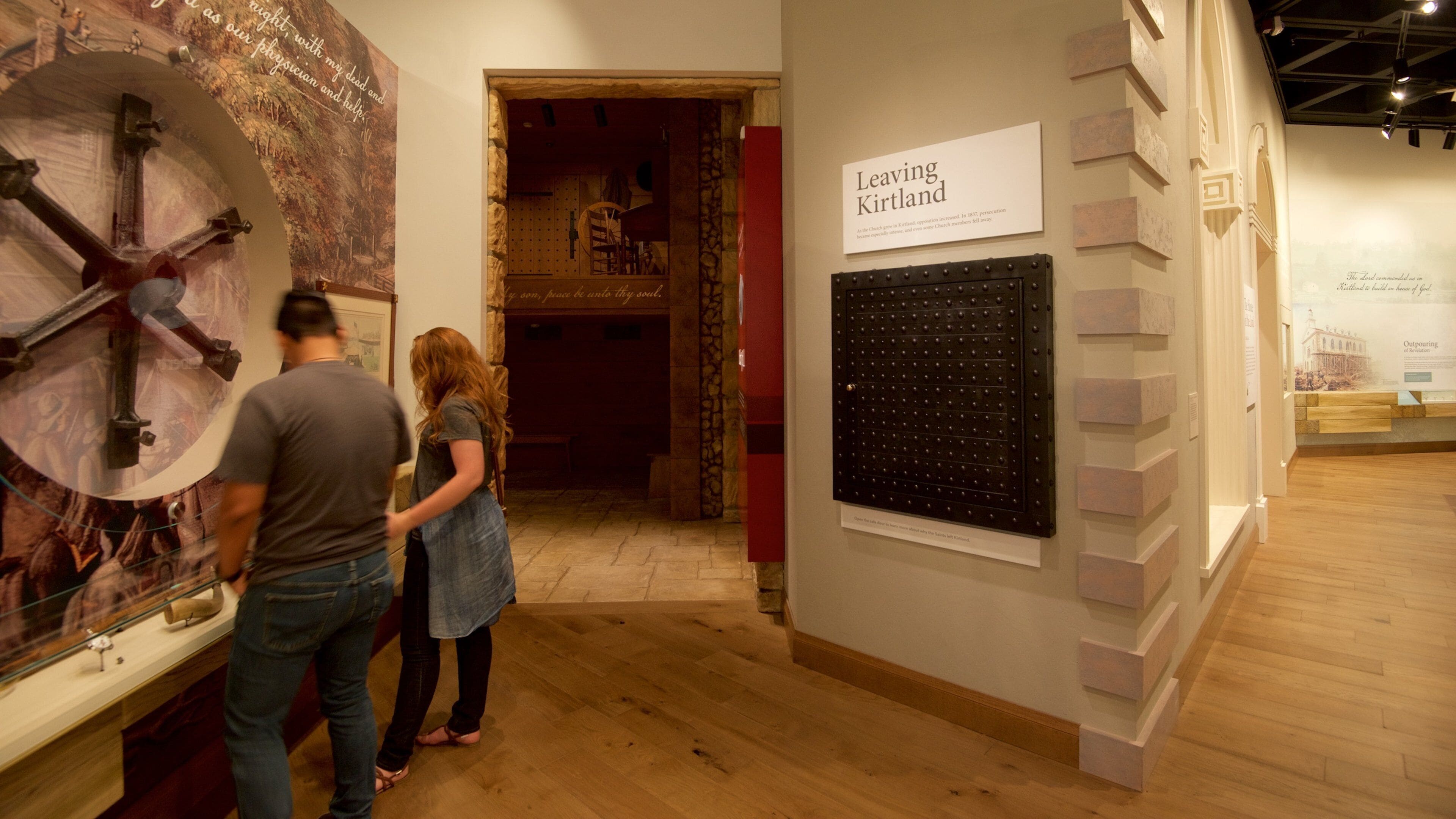 Church History Museum mettant en vedette vues intérieures et éléments religieux aussi bien que couple