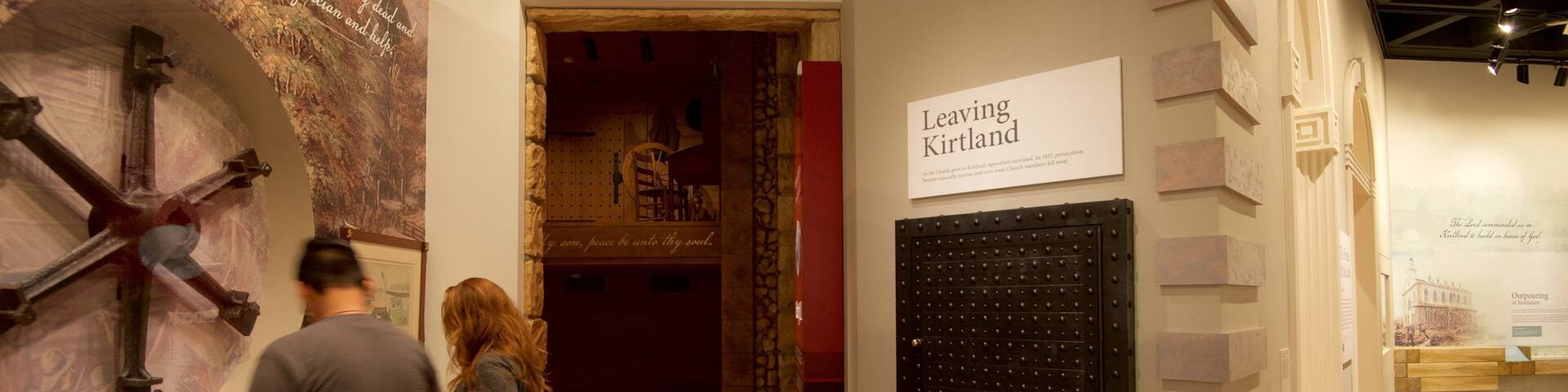 Museo de Historia de la Iglesia que incluye elementos religiosos y vistas interiores y también una pareja