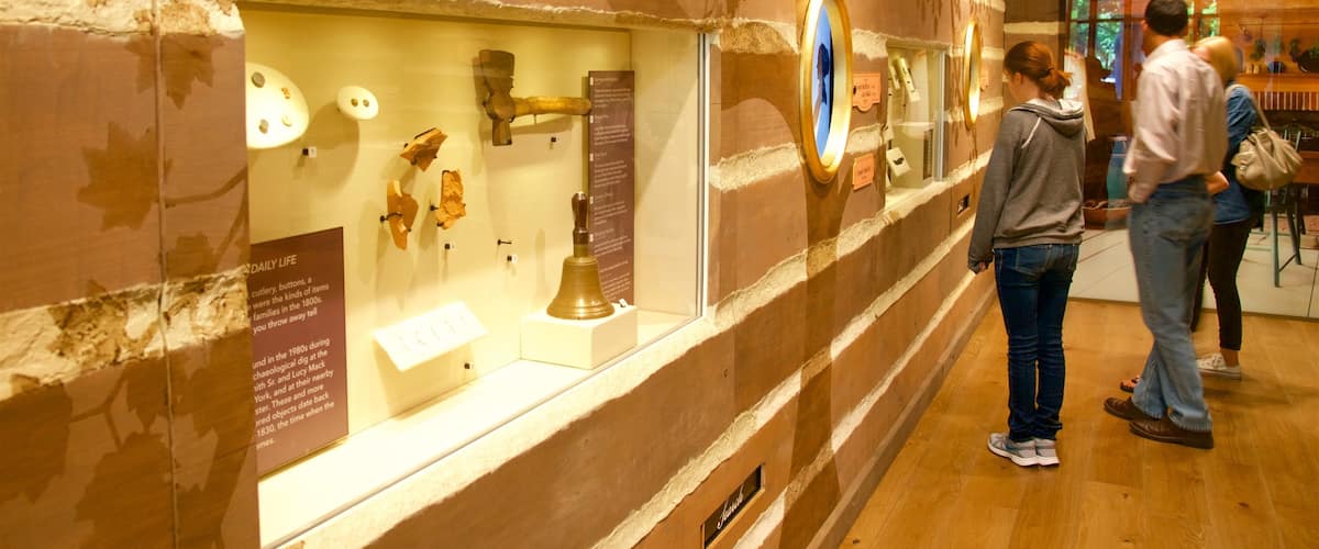 Museo de Historia de la Iglesia mostrando vista interna y también un pequeño grupo de personas