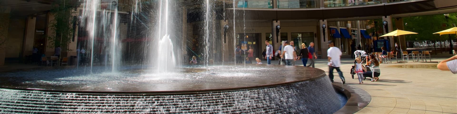 City Creek Center som viser moderne arkitektur og et springvand