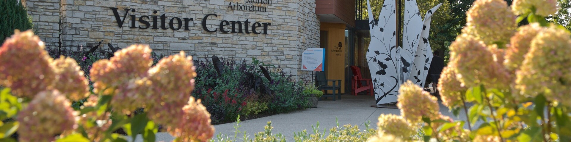 Mural de pedra com os dizeres "Visitor Center" e "The Morton Arboretum".