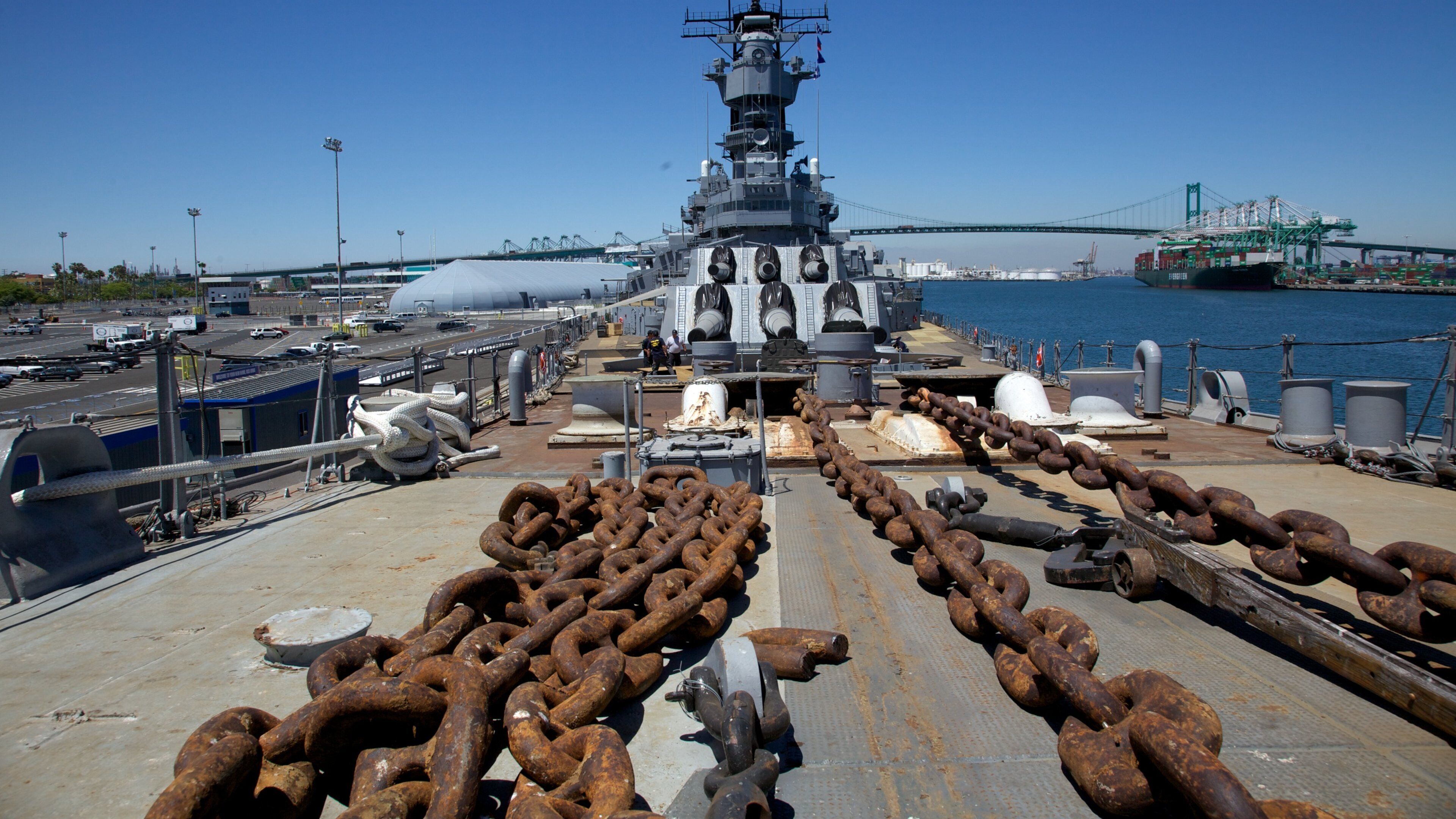 USS Iowa og byder på militærgenstande, en marina og en bugt eller havn