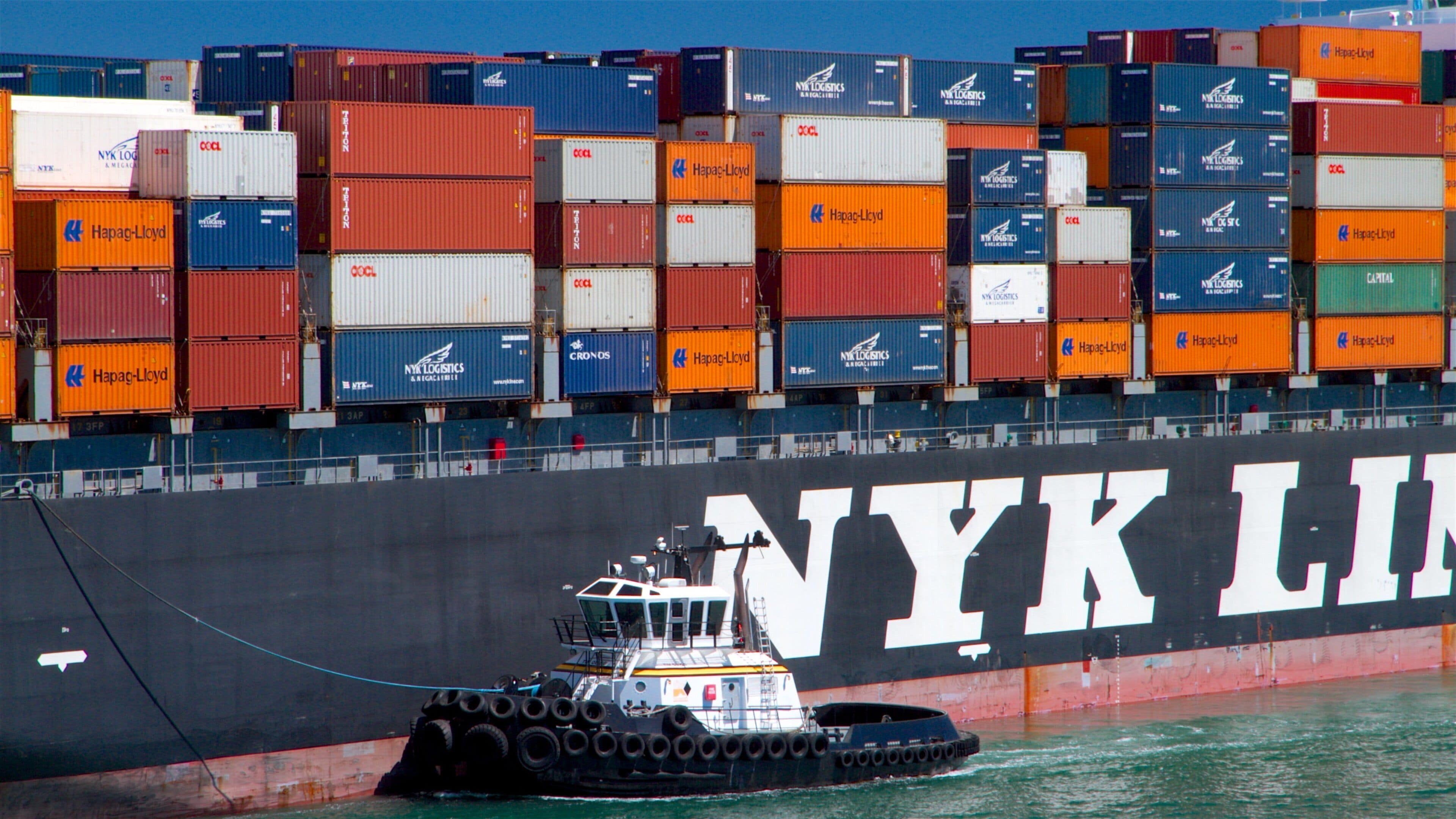 USS Iowa ofreciendo una bahía o un puerto y señalización