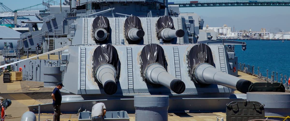 USS Iowa inclusief militaire voorwerpen, skyline en een baai of haven