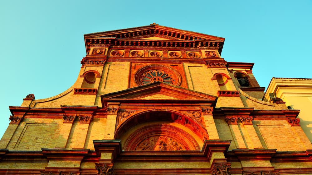 Eine große, prächtige Kirche mit einer markanten Kuppel und einer detailreichen Fassade.