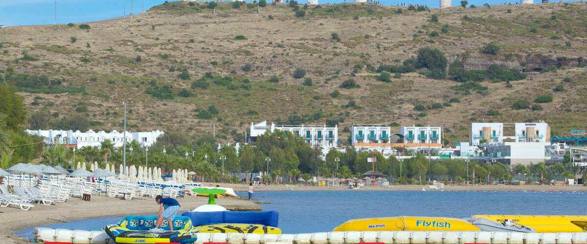 Bardakci Beach which includes a beach and a coastal town