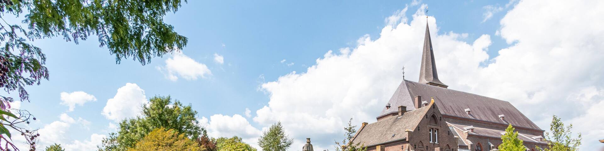 Brücke über die Schwalm in Swalmen mit Blick zu St. Lambertuskerk