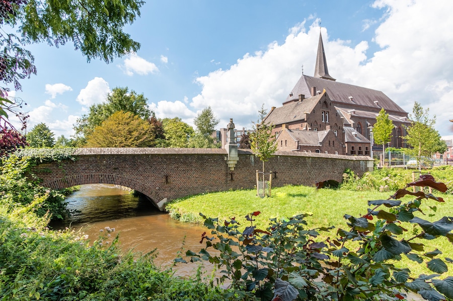 Brücke über die Schwalm in Swalmen mit Blick zu St. Lambertuskerk