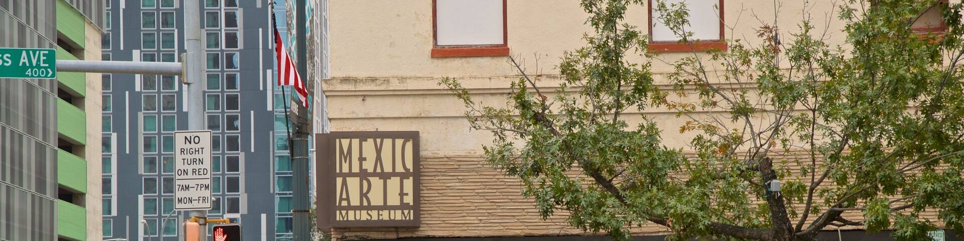 Mexic Arte Museum welches beinhaltet Straßenszenen sowie kleine Menschengruppe