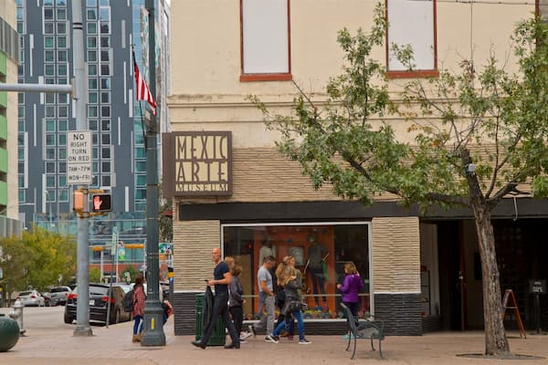 Mexic Arte Museum featuring street scenes as well as a small group of people