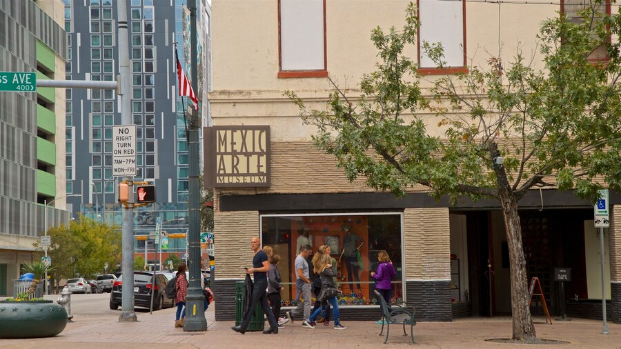 Mexic-Arte Museum toont straten en ook een klein groepje mensen