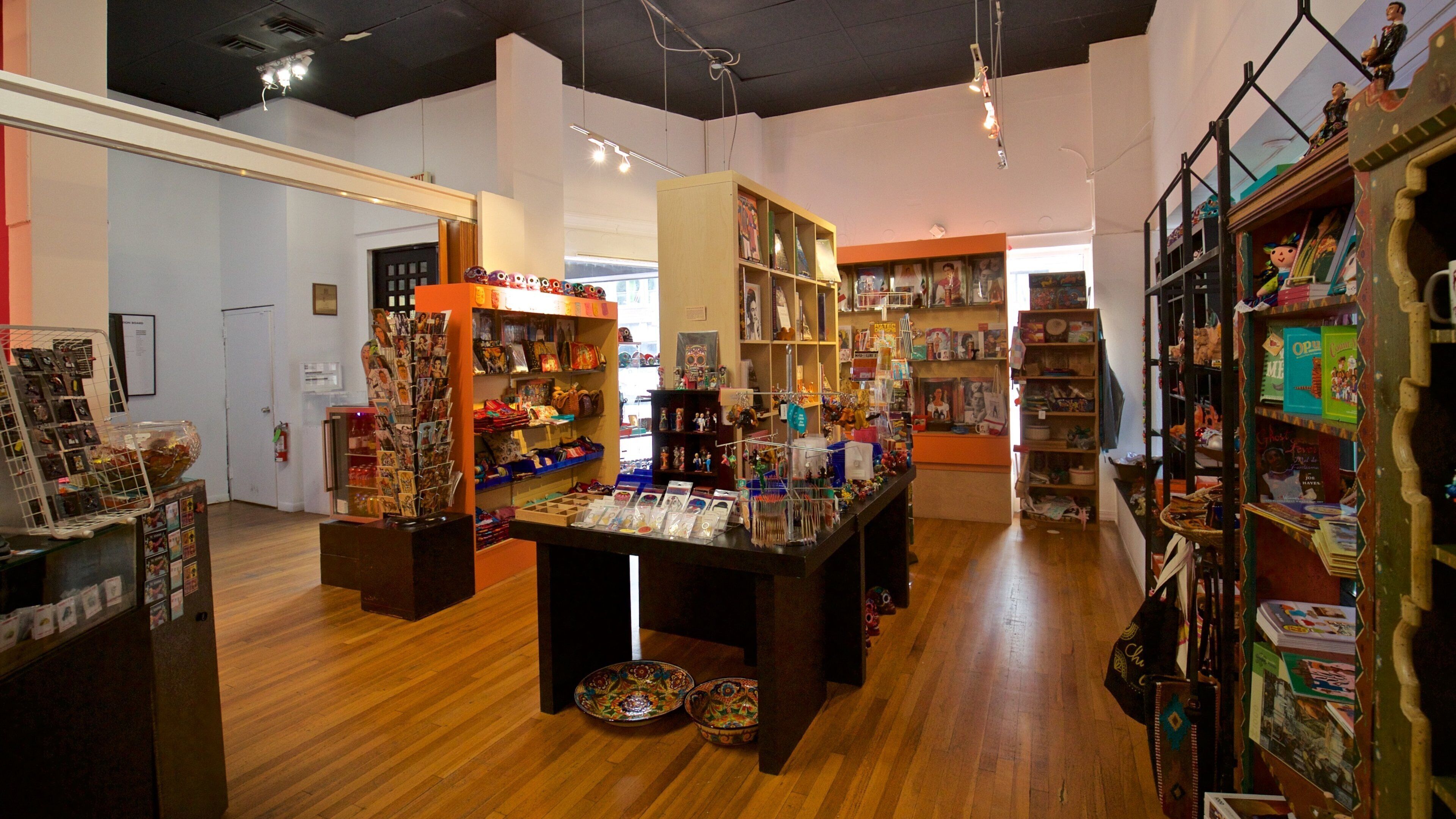 Mexic Arte Museum featuring interior views