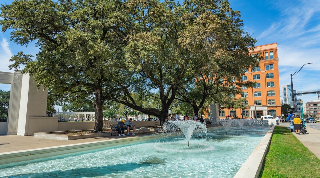 Dealey Plaza featuring a fountain