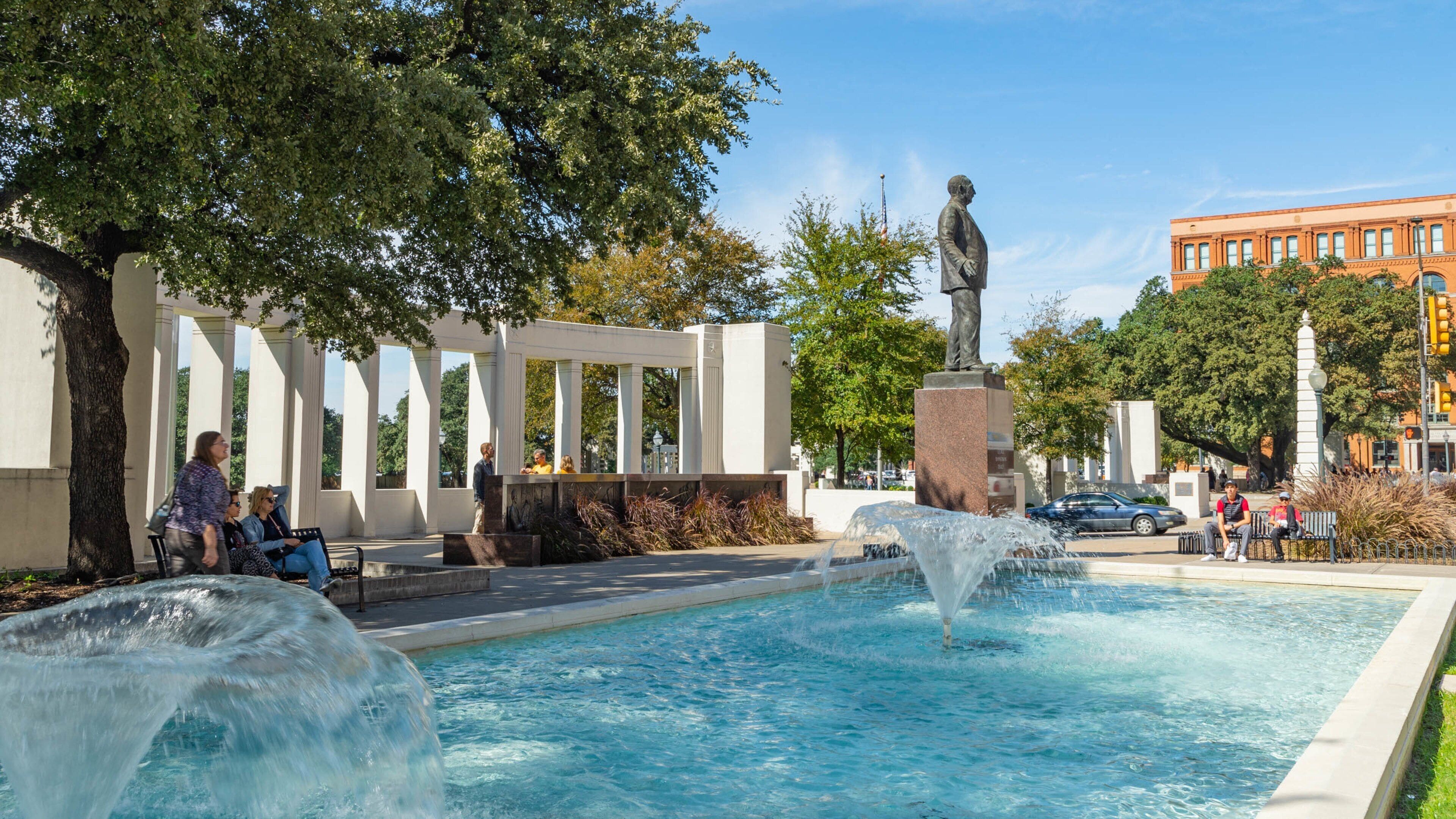 Dealey Plaza featuring a fountain and a statue or sculpture