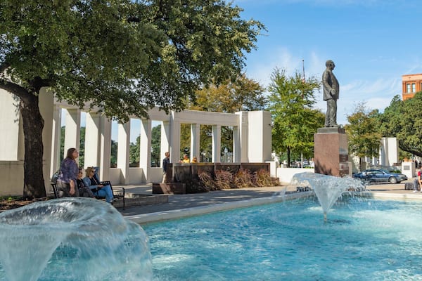 Dealey Plaza featuring a fountain and a statue or sculpture