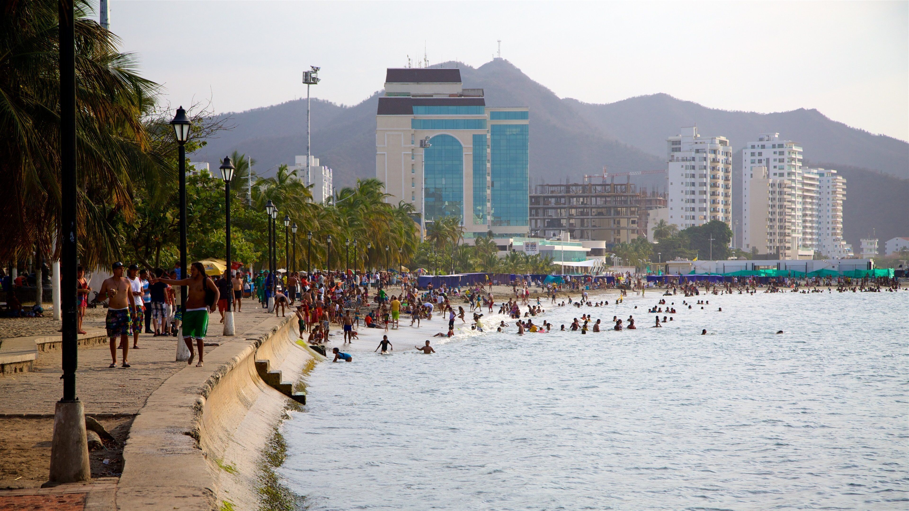 Karibikküste das einen Schwimmen, Hochhaus und Bucht oder Hafen