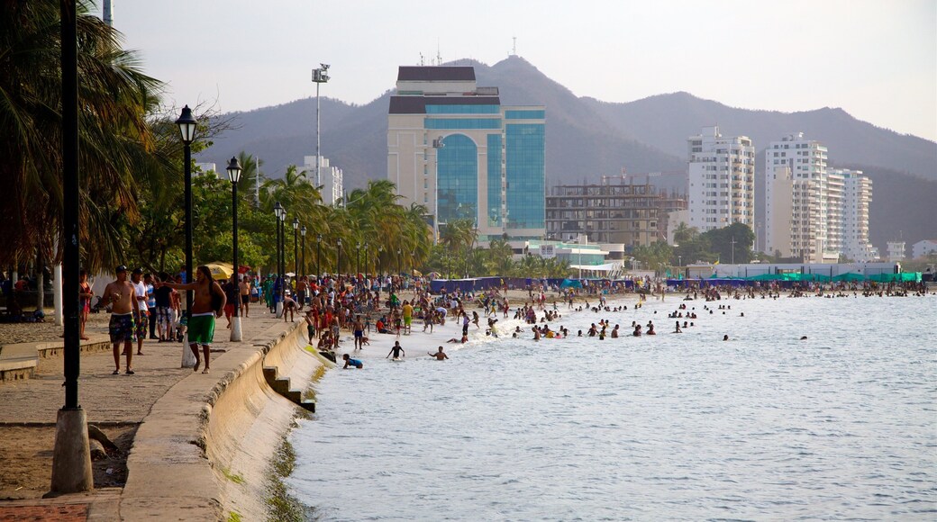 Costa Caribe som inkluderer kystby, bukt eller havn og svømming