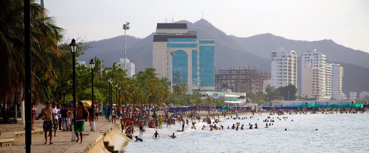 Caribe ofreciendo natación, una bahía o puerto y un rascacielos