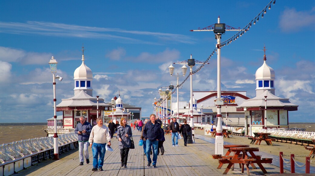 North Pier såväl som en liten grupp av människor