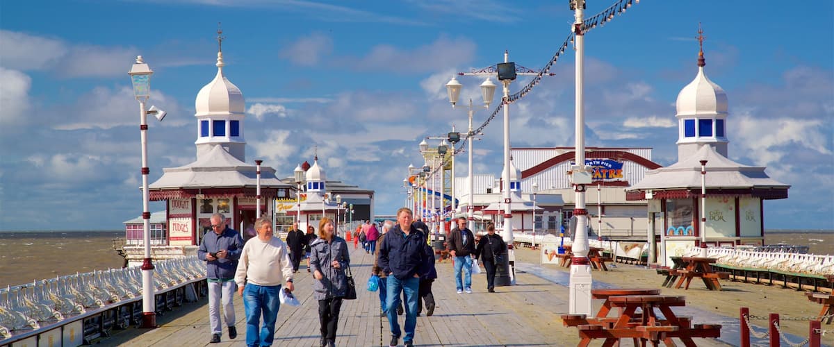 North Pier y también un pequeño grupo de personas