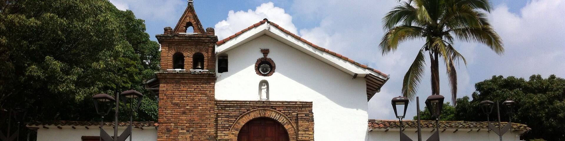 Ran into this beautiful little church while walking around in the colonial San Antonio area of Cali, Colombia. It was located on a small hill, which was turned into a small park. Very lovely area with splendid views over Cali.
More photos and a story about my recent visit to Quito and Cali (and why I upload iPhone photos) can be found here: http://www.earthseeing.com/shaking-it-in-south-america/
#iphone #colombia #cali #southamerica #churches #colonial