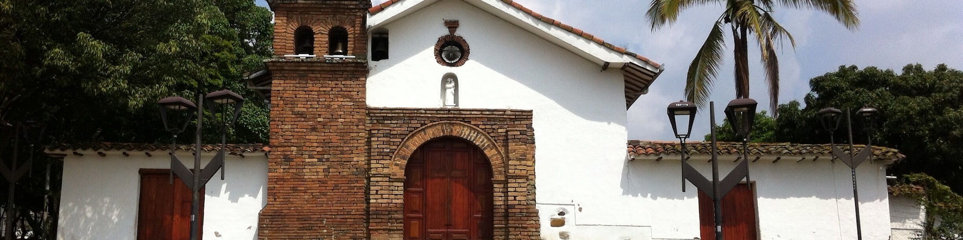 Ran into this beautiful little church while walking around in the colonial San Antonio area of Cali, Colombia. It was located on a small hill, which was turned into a small park. Very lovely area with splendid views over Cali.
More photos and a story about my recent visit to Quito and Cali (and why I upload iPhone photos) can be found here: http://www.earthseeing.com/shaking-it-in-south-america/
#iphone #colombia #cali #southamerica #churches #colonial