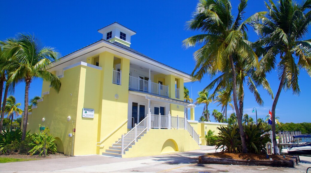 Marina de Crandon Park qui includes maison et scĂšnes tropicales