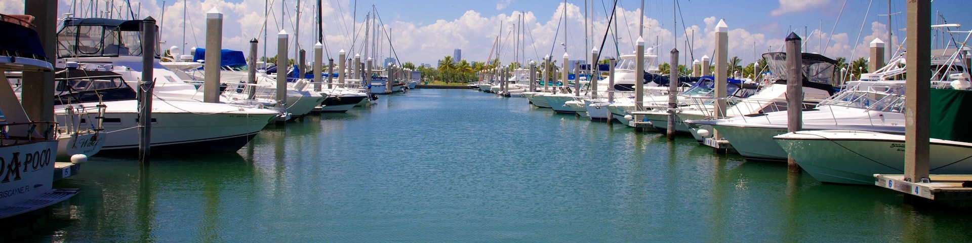 Puerto deportivo y recreativo de Crandon que incluye un club náutico