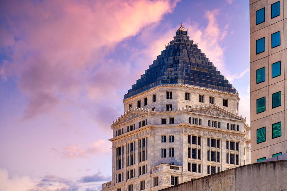 En historisk bygning med en pyramideformet struktur og en klassisk facade.