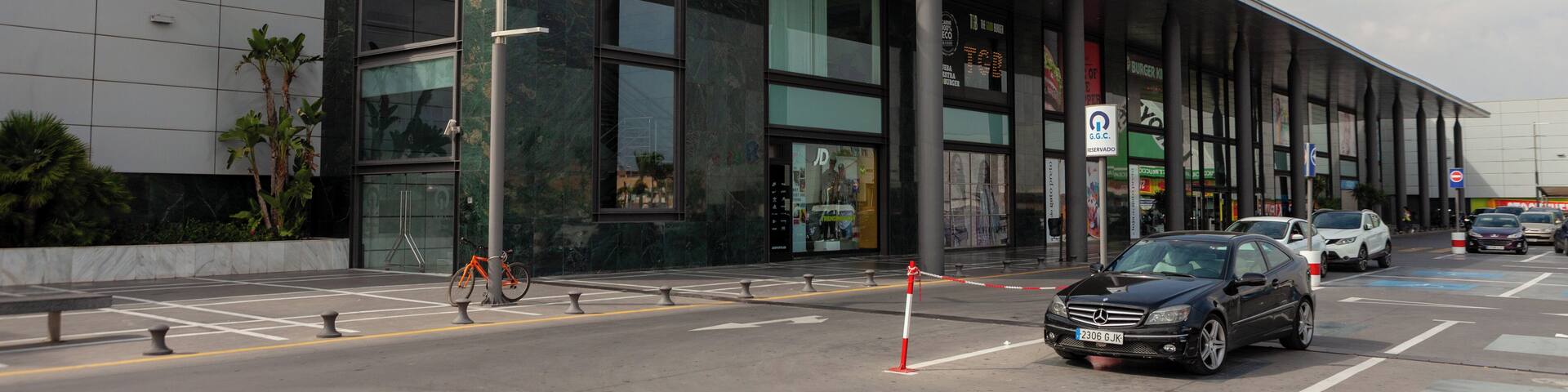 Un edificio moderno con un cartel que dice "Gran Plaza" y "Parque Comercial".